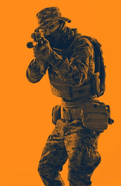 Солдат в действии, цель лазерная оптика прицела — стоковое фото