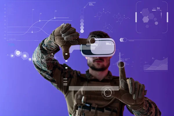 Soldier using  virtual reality headset purple background — Stock Photo, Image