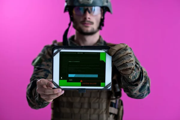Soldado mostrando una tableta con una pantalla verde en blanco —  Fotos de Stock