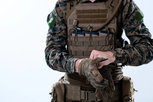 Gros plan des mains du soldat mettant des gants de combat protecteurs — Photo