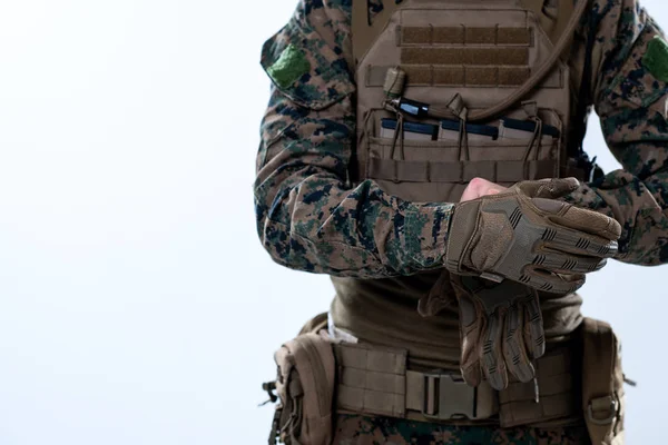 Közelkép katona kezét üzembe védő harci kesztyű — Stock Fotó