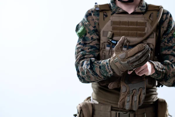 Gros plan des mains du soldat mettant des gants de combat protecteurs — Photo