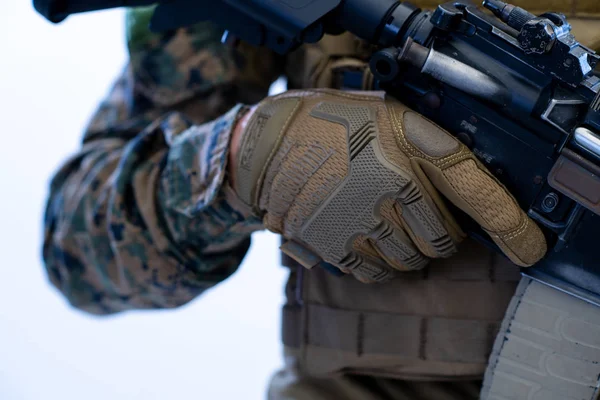 Soldado que prepara a engrenagem para a ação — Fotografia de Stock