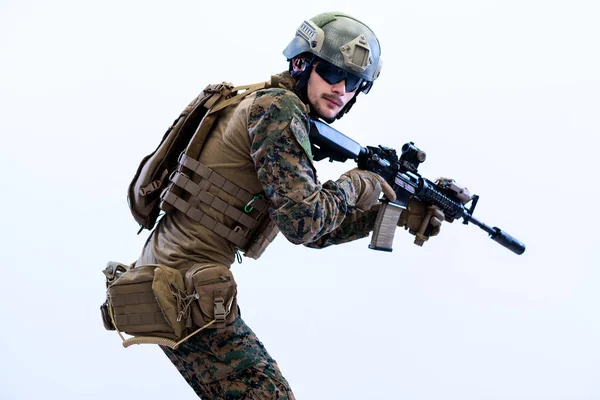 Żołnierz w akcji dążący do laserowej optyki celowniczej — Zdjęcie stockowe