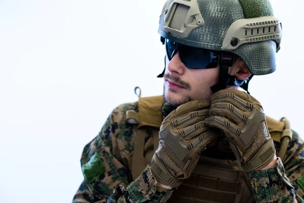 Soldat bereitet Ausrüstung für den Einsatz vor — Stockfoto
