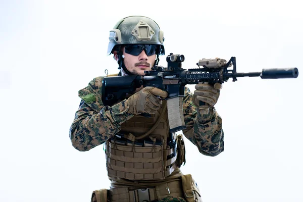 Soldat im Einsatz mit Laser-Visier-Optik — Stockfoto