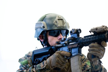 Asker, lazer görüşlü optikleri hedefliyor