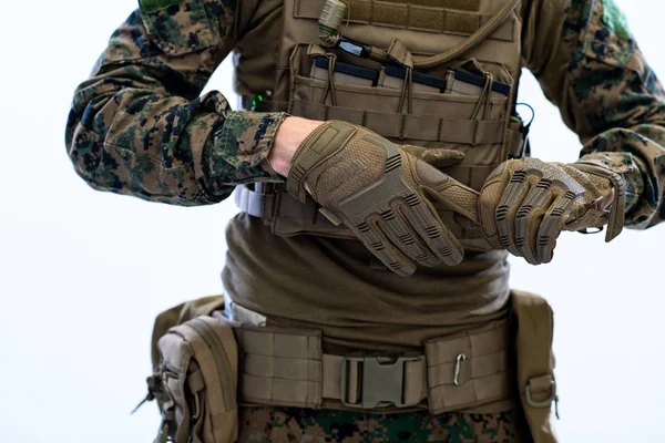 Gros plan des mains du soldat mettant des gants de combat protecteurs — Photo