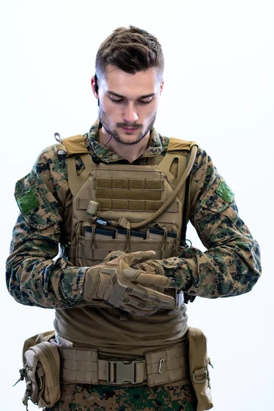 Primer plano de las manos de los soldados poniendo guantes de batalla protectores — Foto de Stock