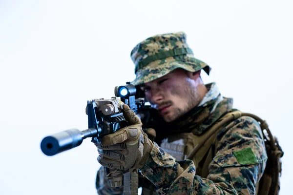 Żołnierz w akcji dążący do laserowej optyki celowniczej — Zdjęcie stockowe