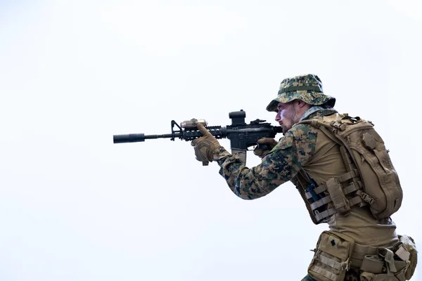 Soldado en acción apuntando a la óptica láser vista — Foto de Stock