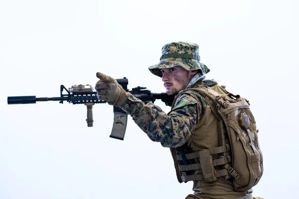 Voják v akci zaměřující laserovou optiku — Stock fotografie