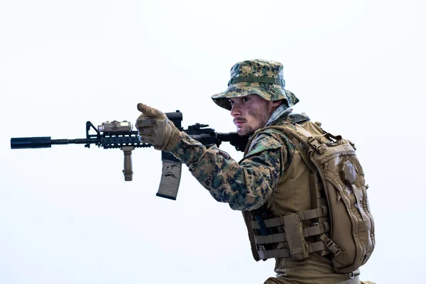 Soldado en acción apuntando a la óptica láser vista — Foto de Stock