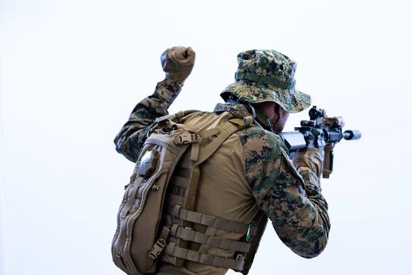Soldat en action donner comands à l'équipe par signe à la main — Photo