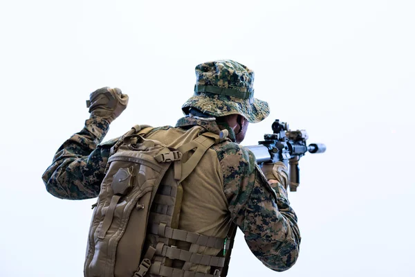 Soldado em ação dando comands para equipe por sinal de mão — Fotografia de Stock