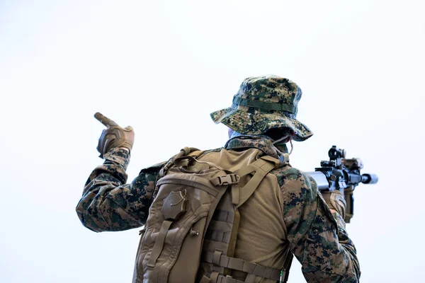 Soldier in action giving comands to team by hand sign — Stock Photo, Image