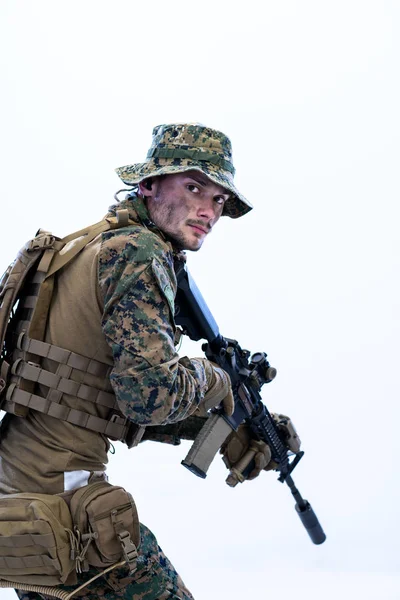 Soldat i aktion sigter laseer syn optik - Stock-foto