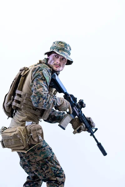 Soldado em ação visando a óptica de visão laseer — Fotografia de Stock