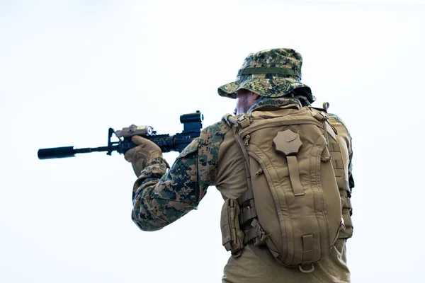 Soldat im Einsatz mit Laser-Visier-Optik — Stockfoto
