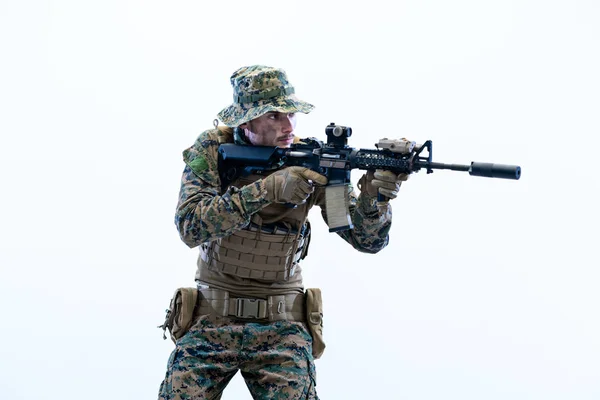 Soldat en action visant laseer optique de la vue — Photo