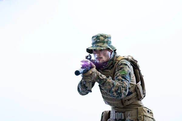 Soldado em ação visando a óptica de visão laseer — Fotografia de Stock