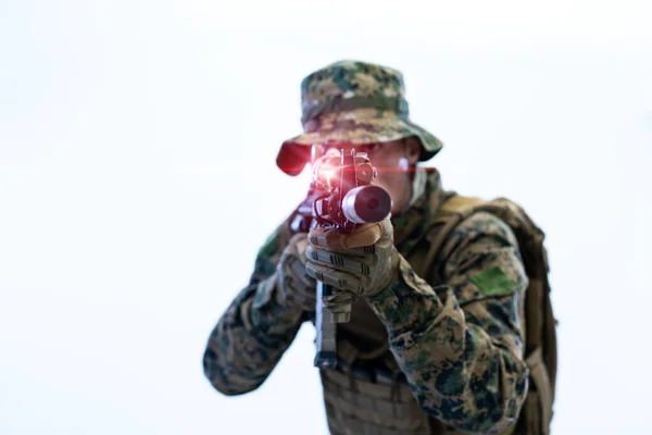 Soldato in azione puntando all'ottica della vista laser — Foto Stock