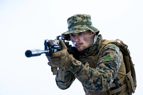 Soldado em ação visando a óptica de visão laseer — Fotografia de Stock