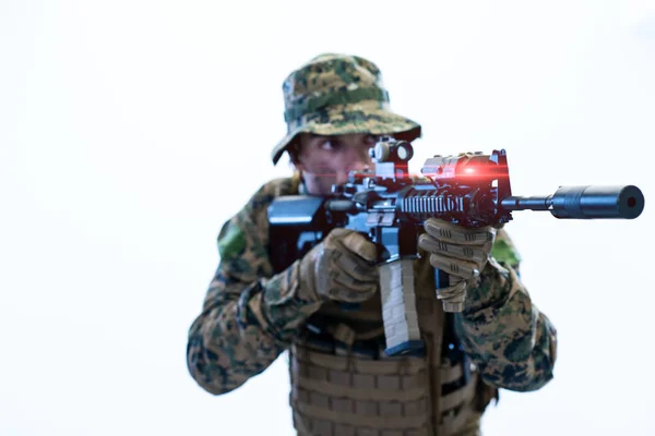 Soldado em ação visando a óptica de visão laseer — Fotografia de Stock