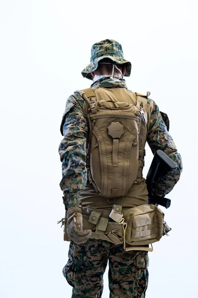 Soldier going in battle rear view — Stockfoto
