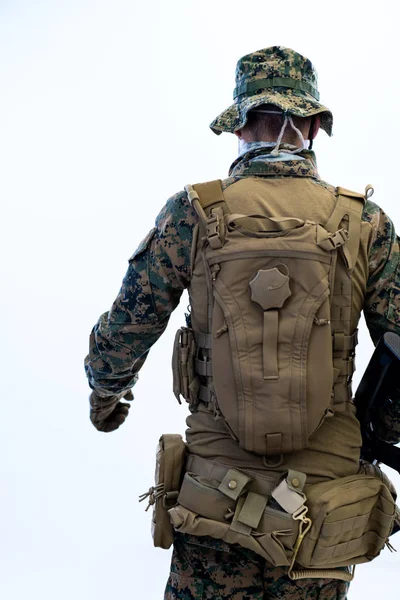 Soldier going in battle rear view — Stock Photo, Image