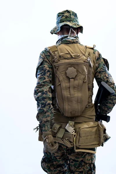 Soldado indo em batalha visão traseira — Fotografia de Stock