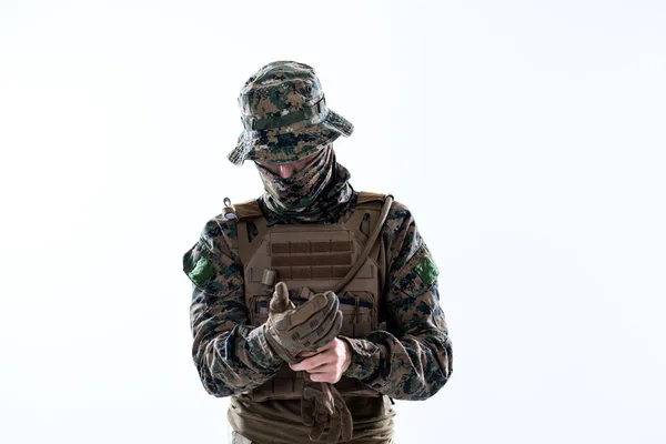 Zbliżenie rąk żołnierza zakładanie ochronnych rękawic bojowych — Zdjęcie stockowe