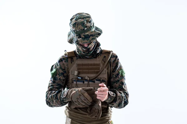 Close-up de mãos de soldado colocando luvas de batalha protetoras — Fotografia de Stock