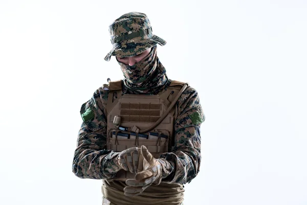 Крупним планом солдатські руки кладуть захисні бойові рукавички — стокове фото