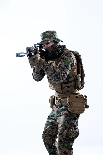 Солдат в дії, спрямований на оптику прицілу — стокове фото