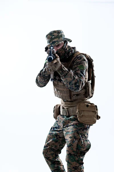 Voják v akci zaměřující laserovou optiku — Stock fotografie