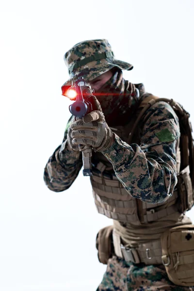 Soldaat in actie gericht op laserzicht optiek — Stockfoto