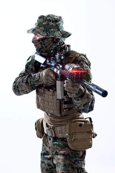 Солдат в дії, спрямований на оптику прицілу — стокове фото