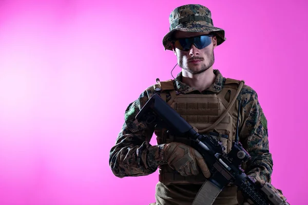Guerra moderna soldado backgorund rosa —  Fotos de Stock