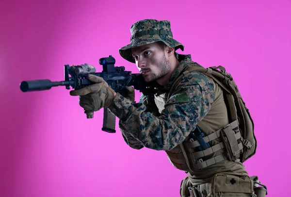 Soldat en action visant laseer vue optique fond rose — Photo