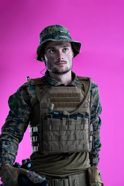 Moderne oorlogsvoering soldaat roze backgorund — Stockfoto