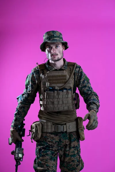 Moderne oorlogsvoering soldaat roze backgorund — Stockfoto