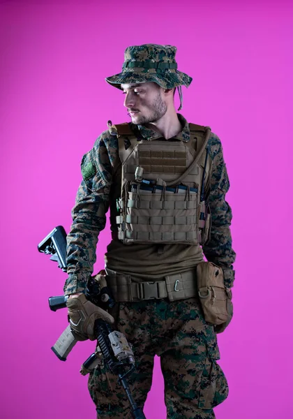 Modern warfare soldier pink backgorund — 스톡 사진