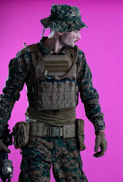 Modern hadviselés katona rózsaszín backgorund — Stock Fotó