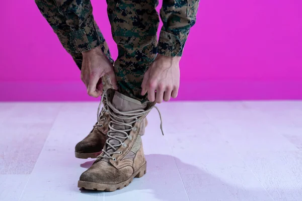Soldado amarrando os cadarços em suas botas — Fotografia de Stock