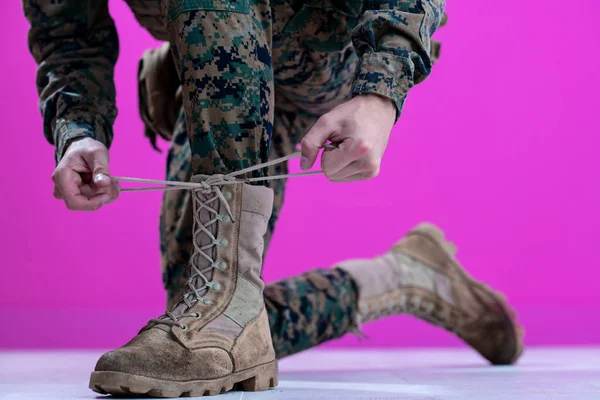 Soldado atando los cordones en sus botas — Foto de Stock