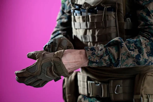 Крупный план солдат руки положить защитные боевые перчатки розовый б — стоковое фото