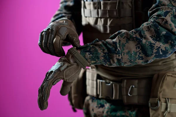 Gros plan des mains du soldat mettant gants de combat protecteurs rose b — Photo