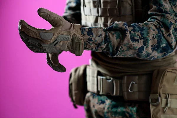 Nahaufnahme von Soldatenhänden mit Schutzhandschuhen rosa b — Stockfoto
