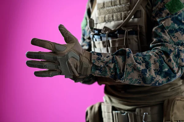 Närbild av soldat händer sätta skyddshandskar rosa b — Stockfoto